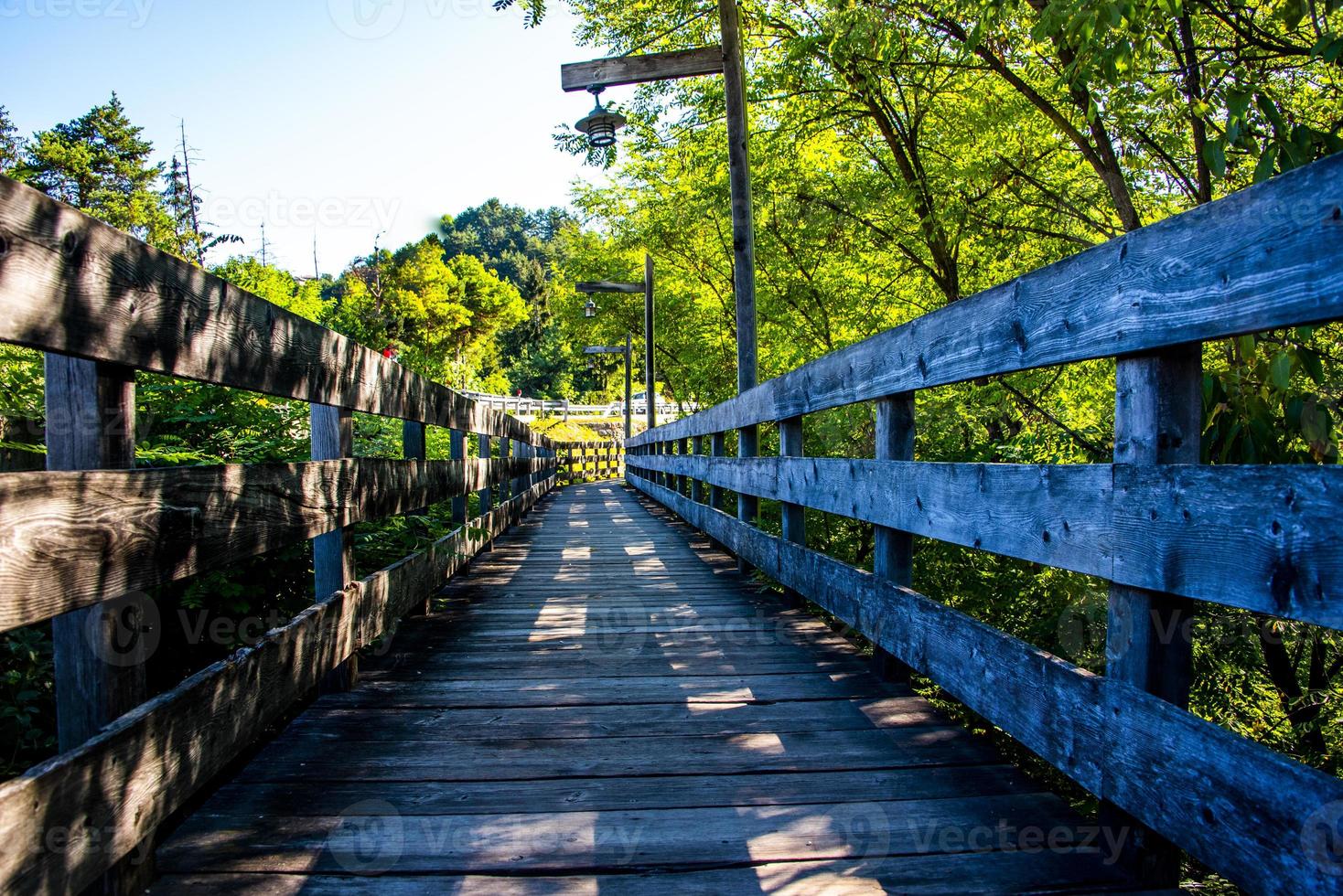 puente de madera en el camino hacia el santuario de san romedio a fondo foto