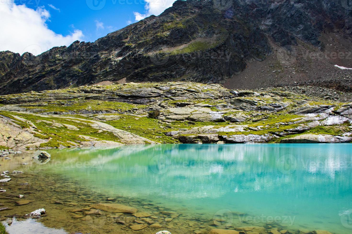 Pequeño lago alpino en los Alpes austríacos del Tirol foto