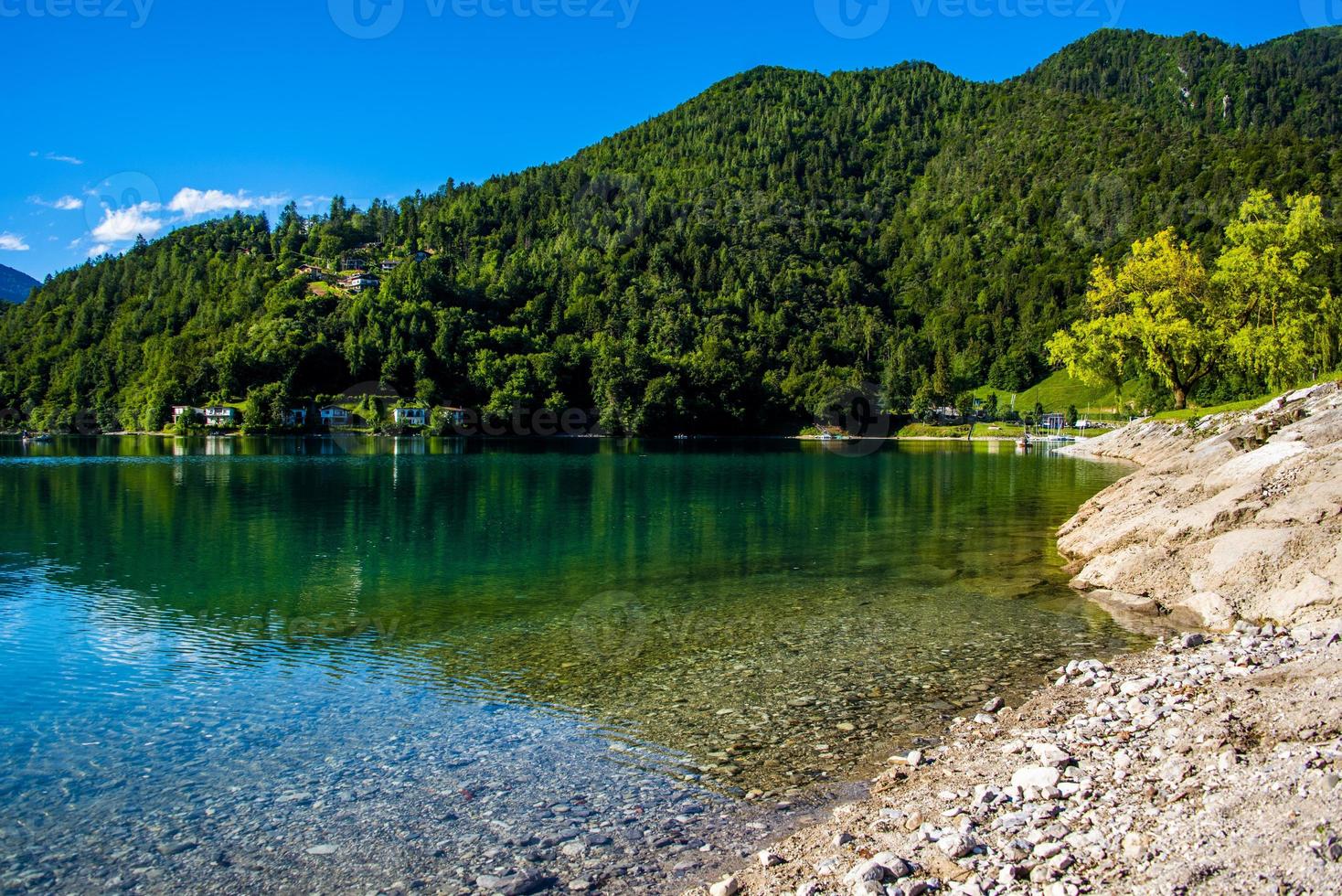 Lago Ledro en los Alpes en Trento, Italia foto