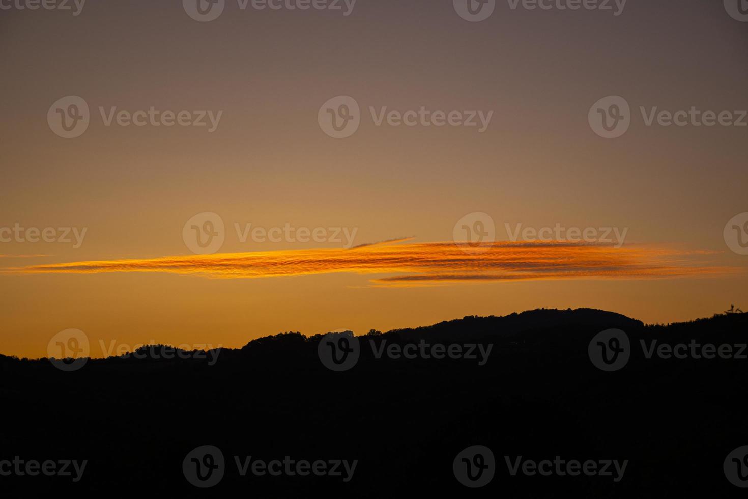 puesta de sol sobre las colinas de umbria, italia foto