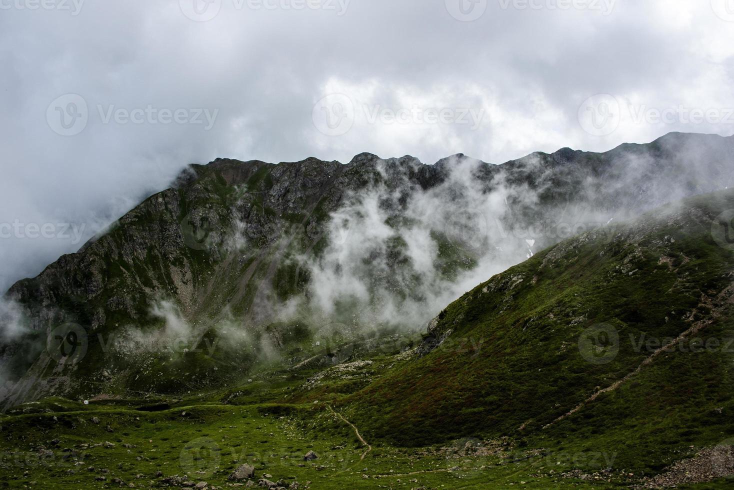 montañas y nubes de granito foto