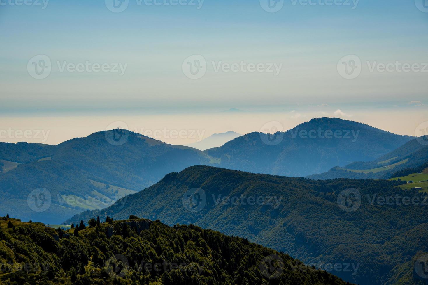 los picos de los alpes alrededor del lago de garda foto