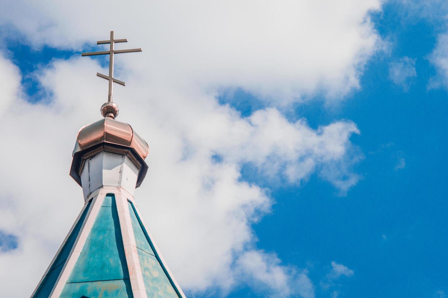 techo azul de la iglesia con una cruz amarilla foto