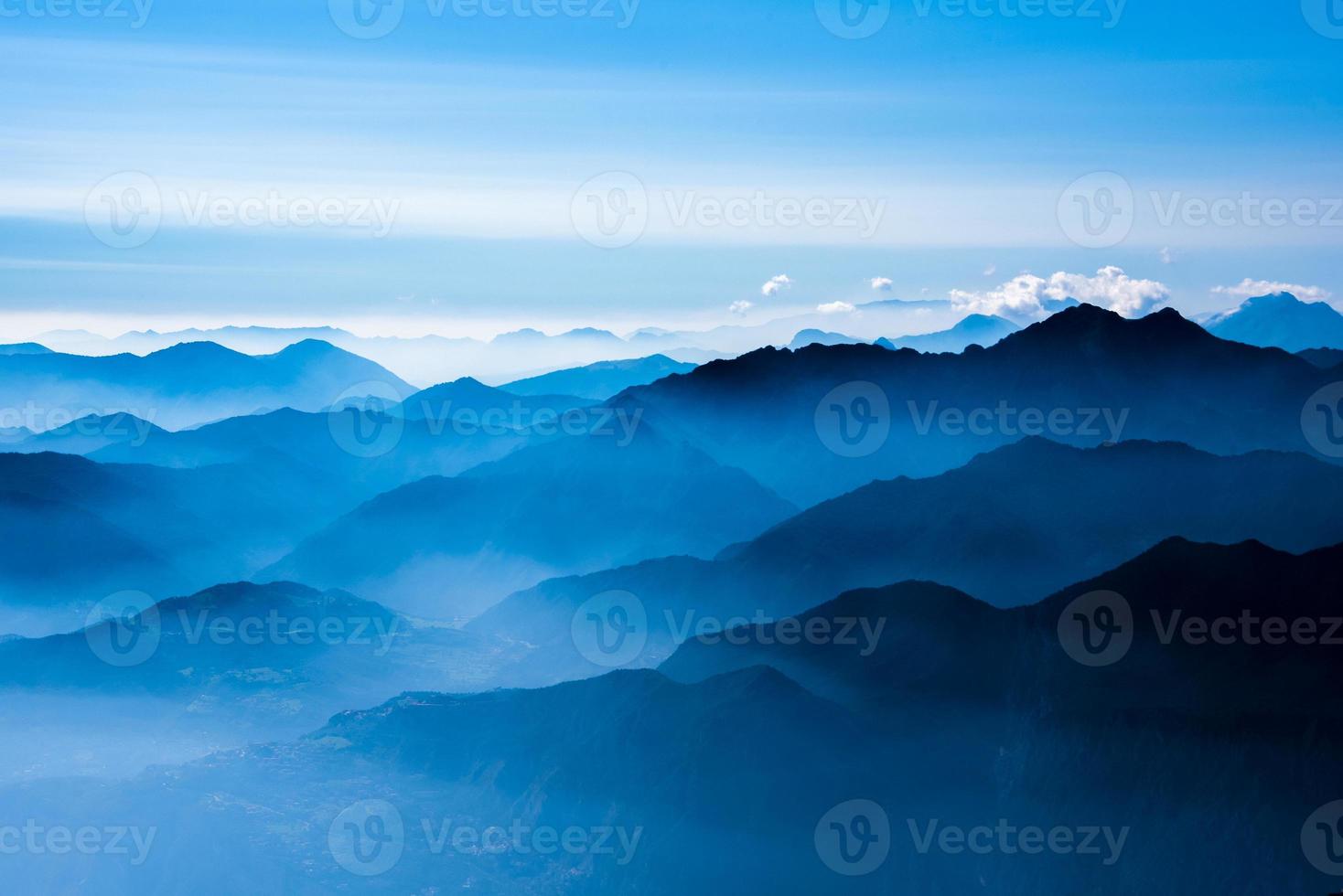 los picos de los alpes alrededor del lago de garda foto