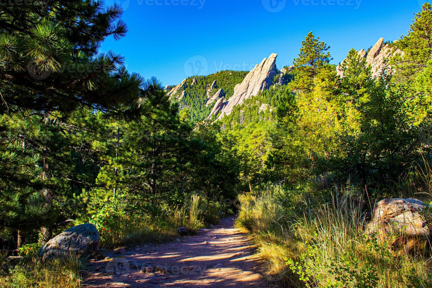 Flatirons montañas de granito oscuro en el parque Chautauqua en Boulder Colorado foto