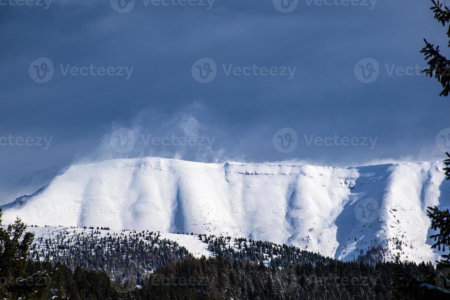 Portule cubierto de nieve en invierno en la meseta de Asiago, Vicenza, Véneto, Italia foto