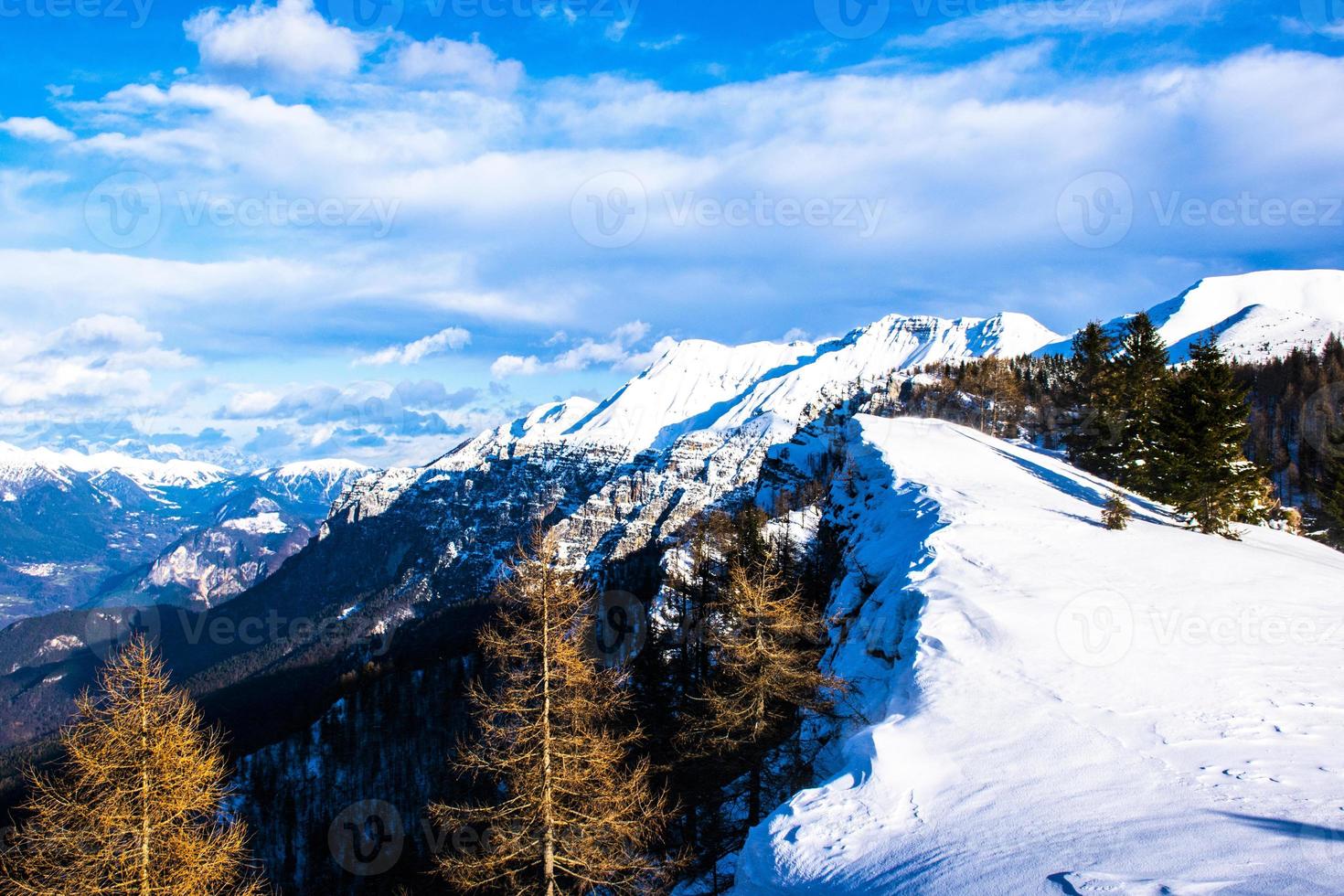 montañas nevadas del valle de sugana foto