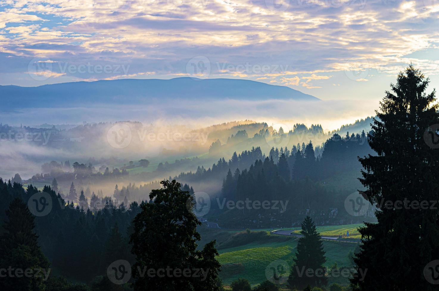 sol y niebla sobre asiago foto