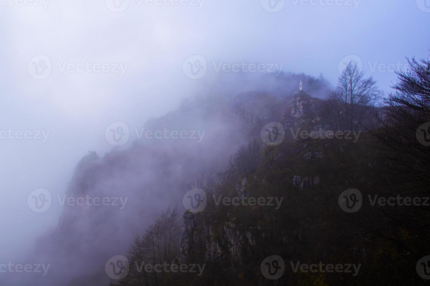 Niebla de noviembre en la provincia de Vicenza, Véneto, Italia foto