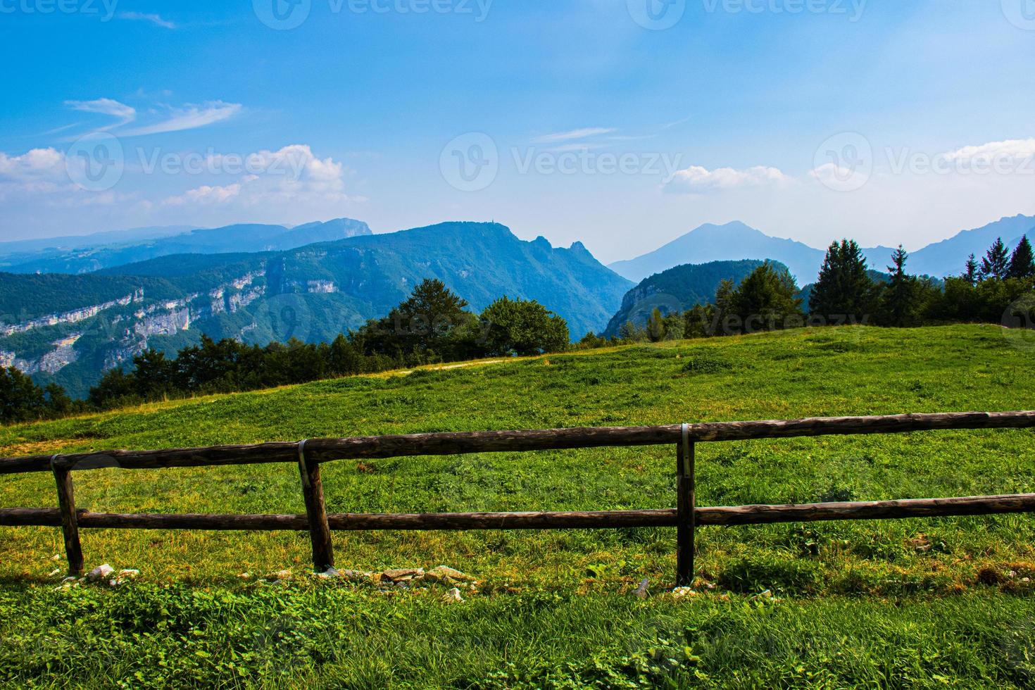 valla de madera y cielo azul foto