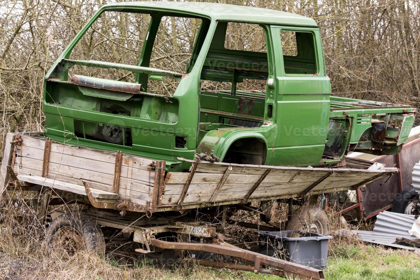 El cuerpo roto de una camioneta está de pie sobre un remolque agrícola foto