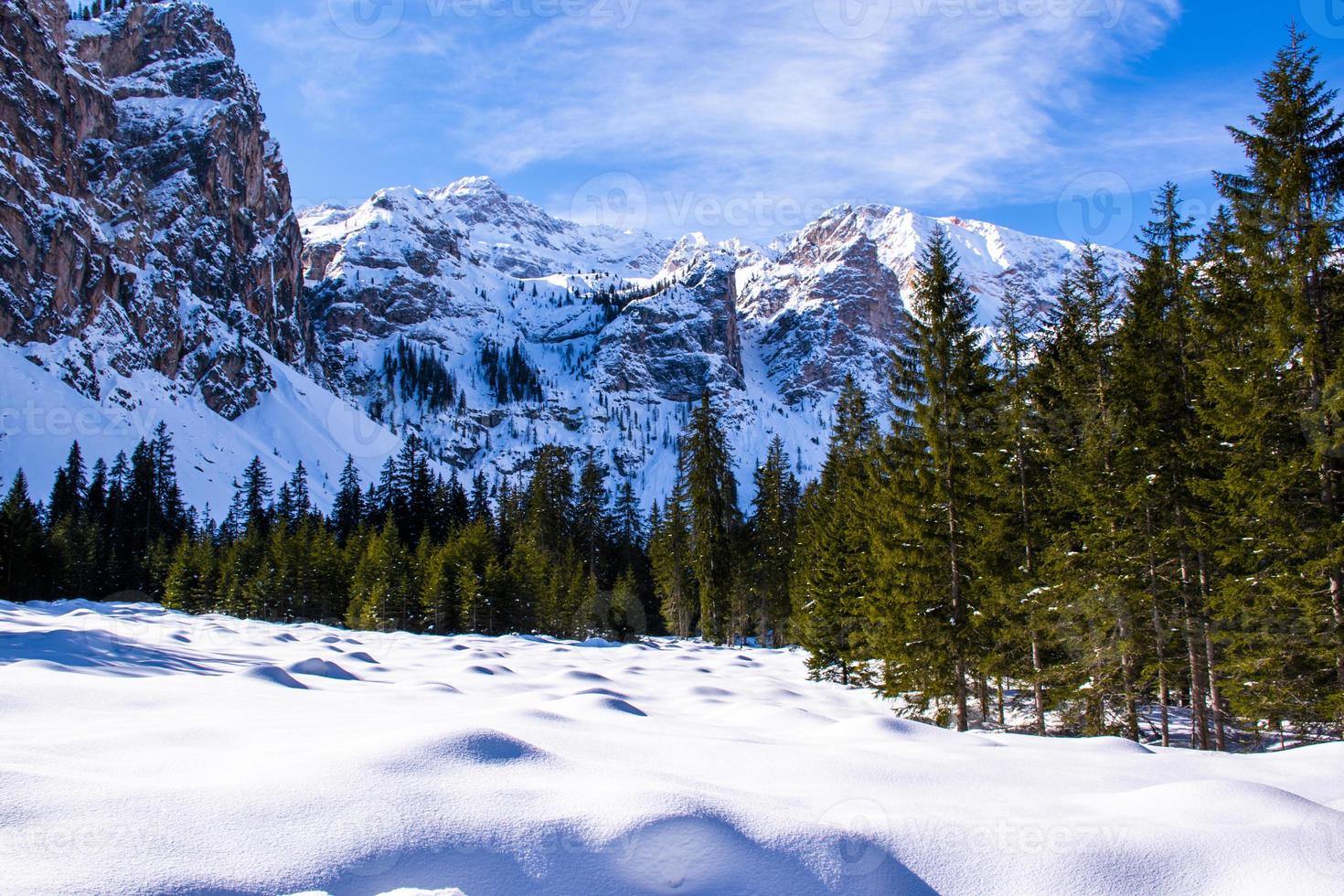 picos de los dolomitas cubiertos de nieve foto