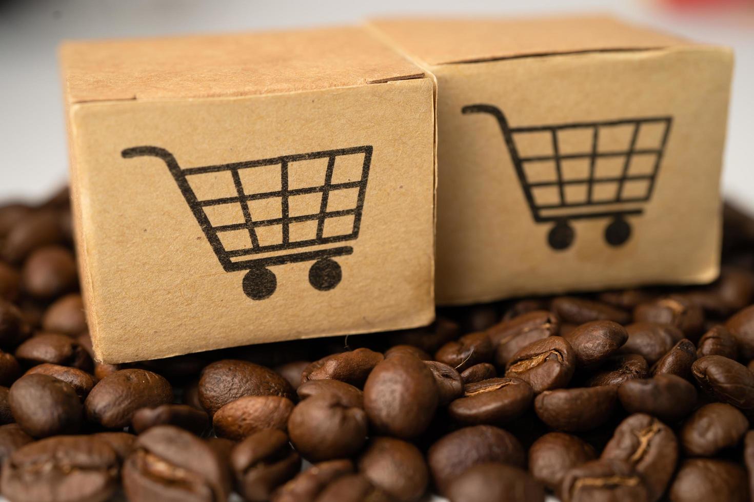 Caja con el símbolo del logotipo del carrito de compras en granos de café, importación, exportación, compras en línea o comercio electrónico, servicio de entrega, tienda, envío de productos, concepto de proveedor comercial foto