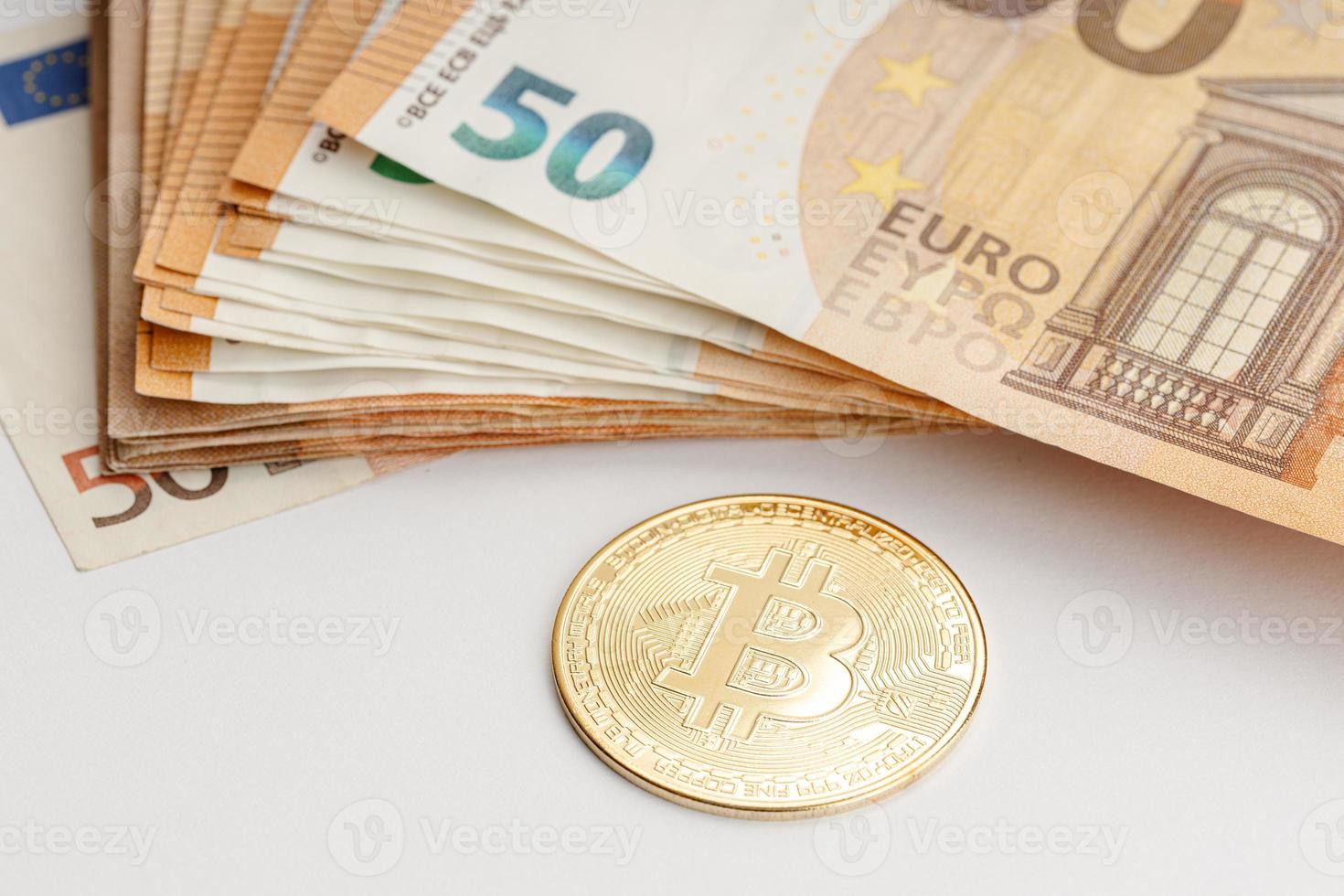 Moneda bitcoin y billetes en euros blockchain dinero versus concepto de dinero fiduciario foto