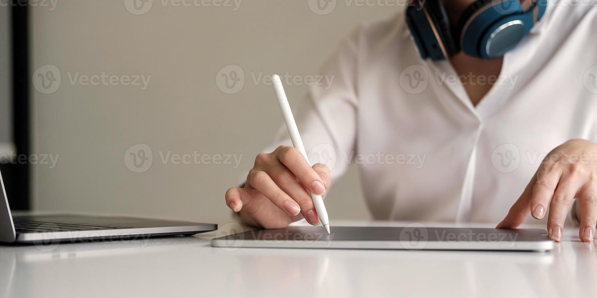 Mujer en auriculares ocupada estudiando usando laptop en casa enfocada joven estudiante en auriculares ocupada con computadora preparar informe concepto de educación a distancia foto