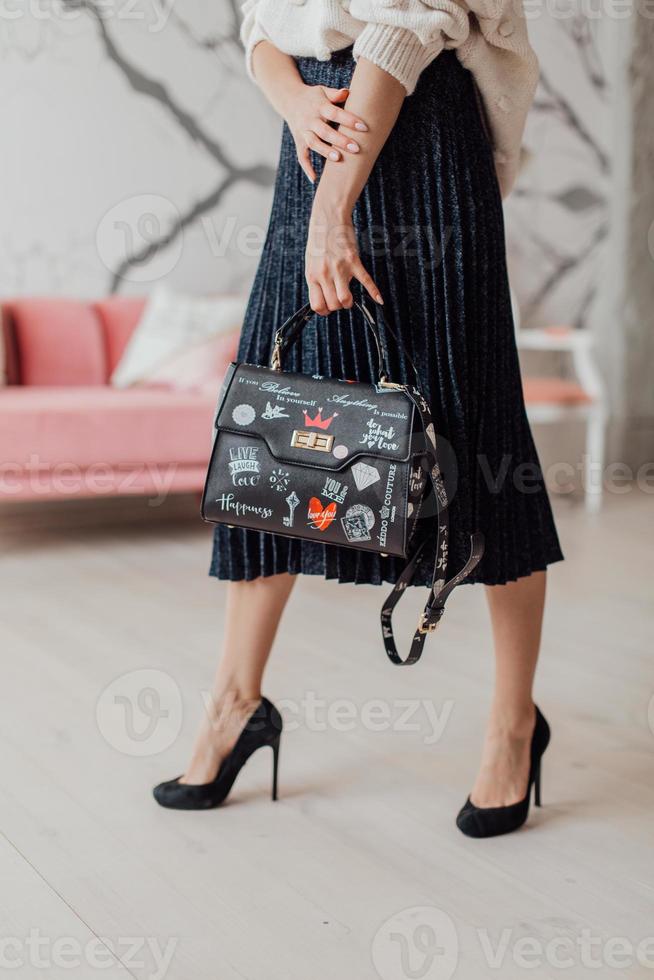 hermosos bolsos complementan el estilo de una niña bellamente vestida foto