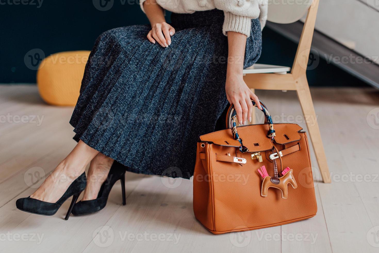 hermosos bolsos complementan el estilo de una niña bellamente vestida foto