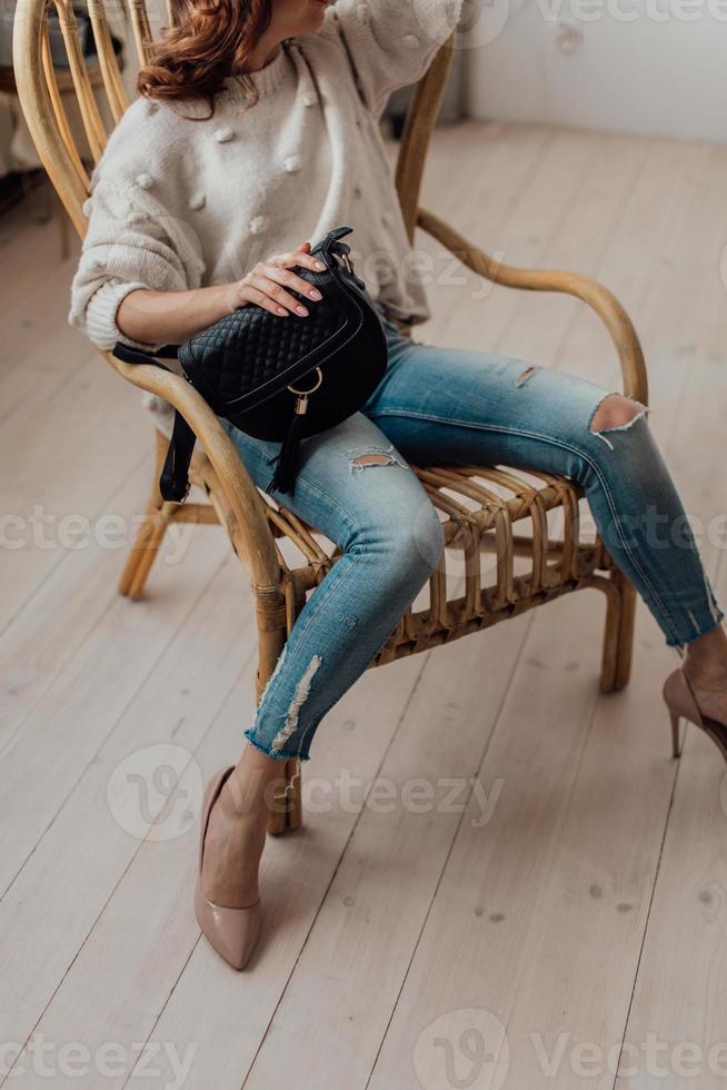 hermosos bolsos complementan el estilo de una niña bellamente vestida foto