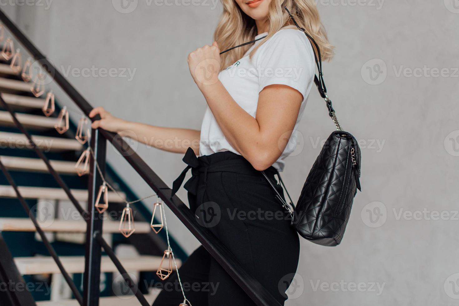 hermosos bolsos complementan el estilo de una niña bellamente vestida foto