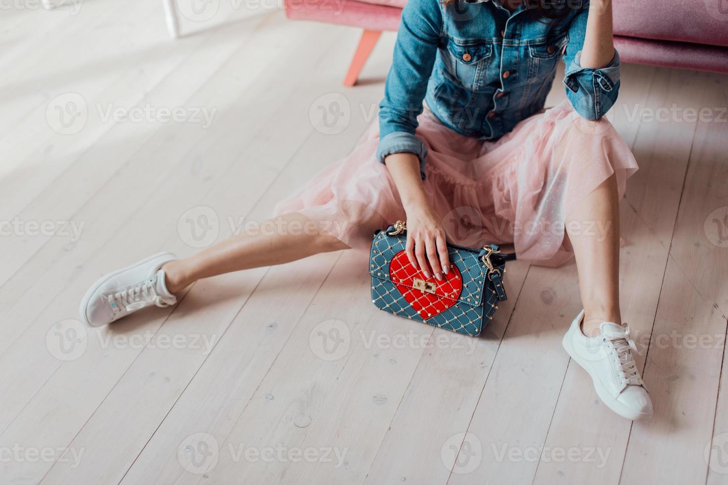 hermosos bolsos complementan el estilo de una niña bellamente vestida foto