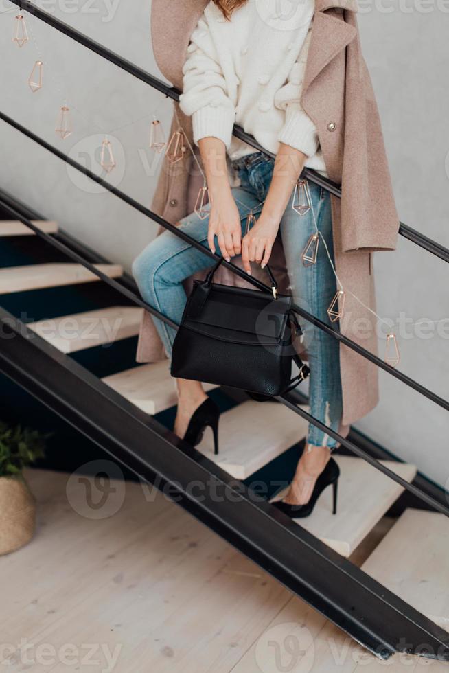 hermosos bolsos complementan el estilo de una niña bellamente vestida foto