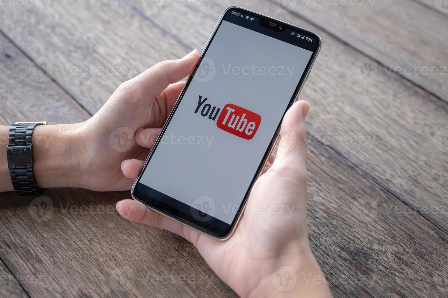 chiang mai, tailandia, 11 de mayo de 2019, mano de hombre sosteniendo oneplus 6 con pantalla de inicio de sesión de la aplicación de youtube foto