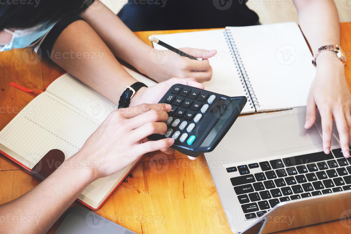 discusión e intercambio de ideas durante el trabajo foto