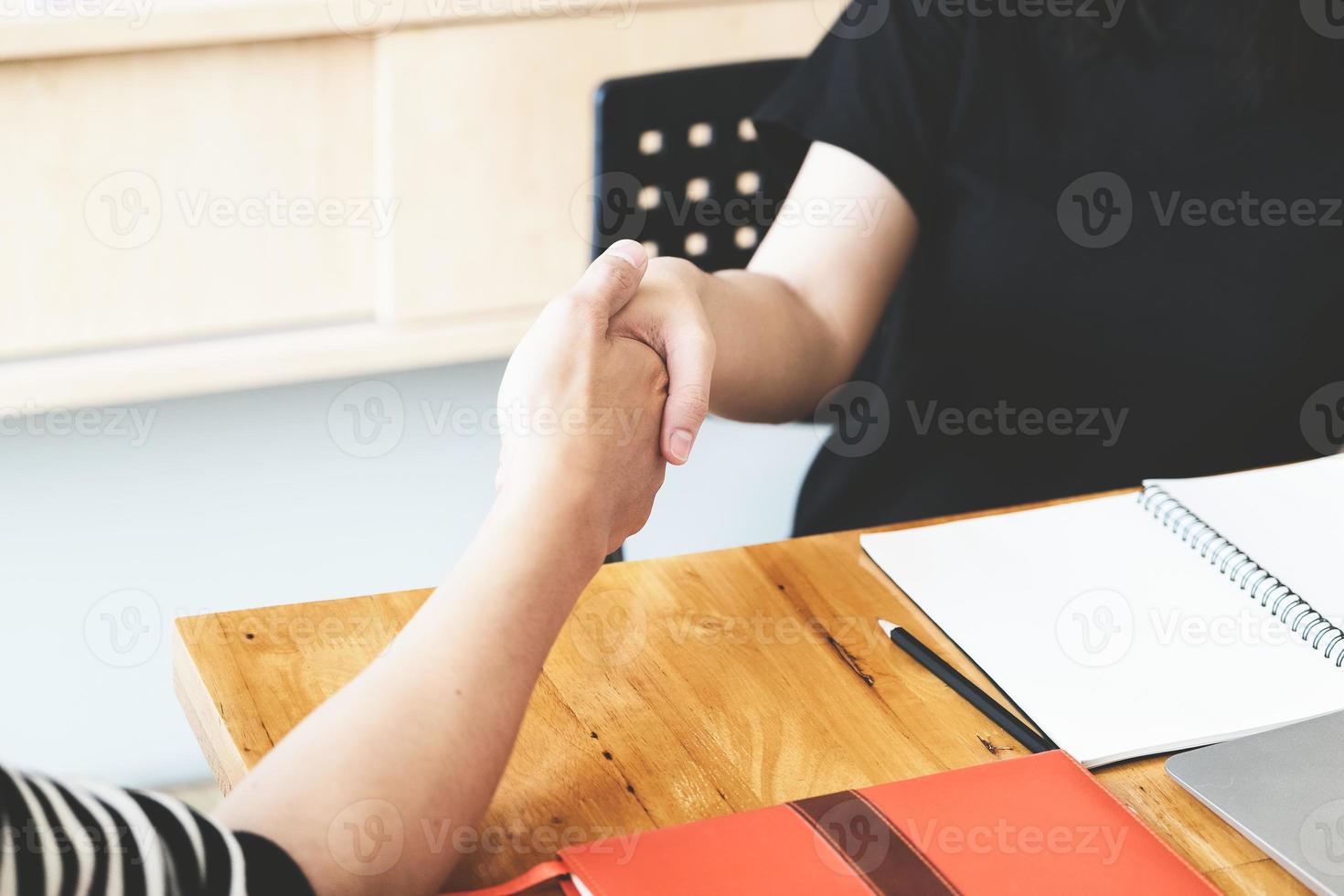 gente joven dándose la mano foto