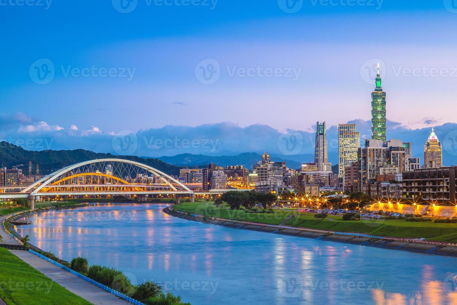 ciudad de taipei junto al río foto