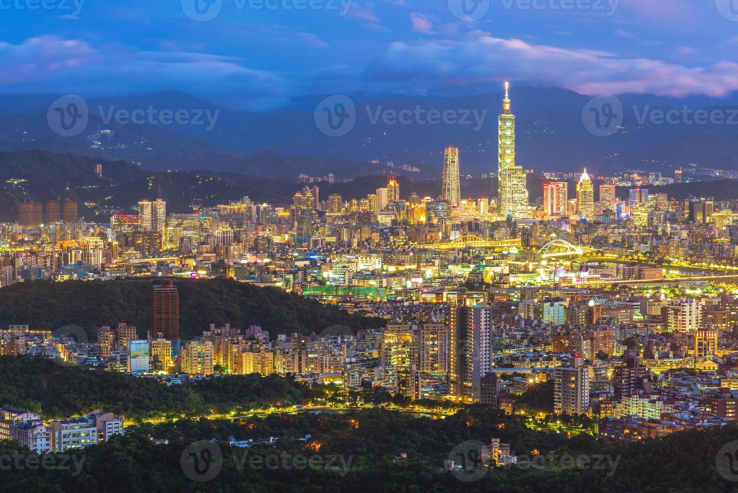 vista panorámica de la ciudad de taipei foto