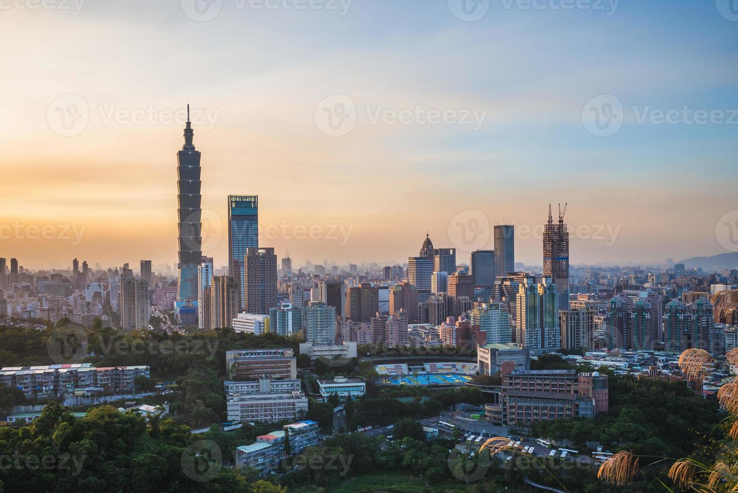 vista panorámica de la ciudad de taipei foto