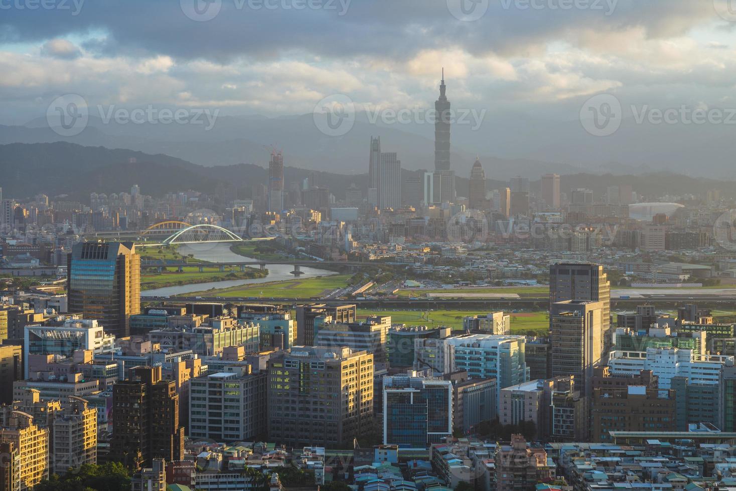 paisaje de la ciudad de taipei en taiwán al atardecer foto