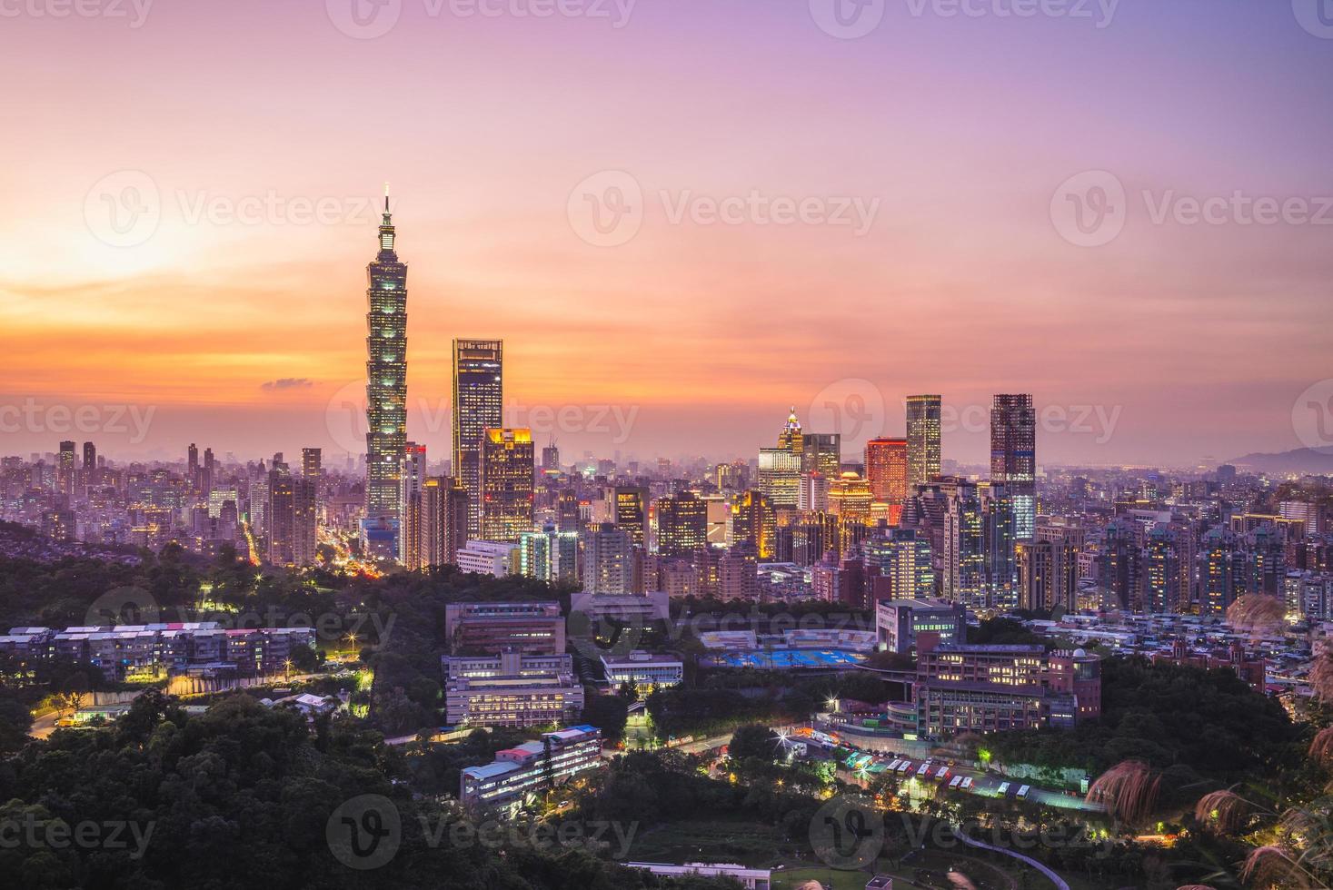 paisaje urbano de la ciudad de taipei en taiwán por la noche foto