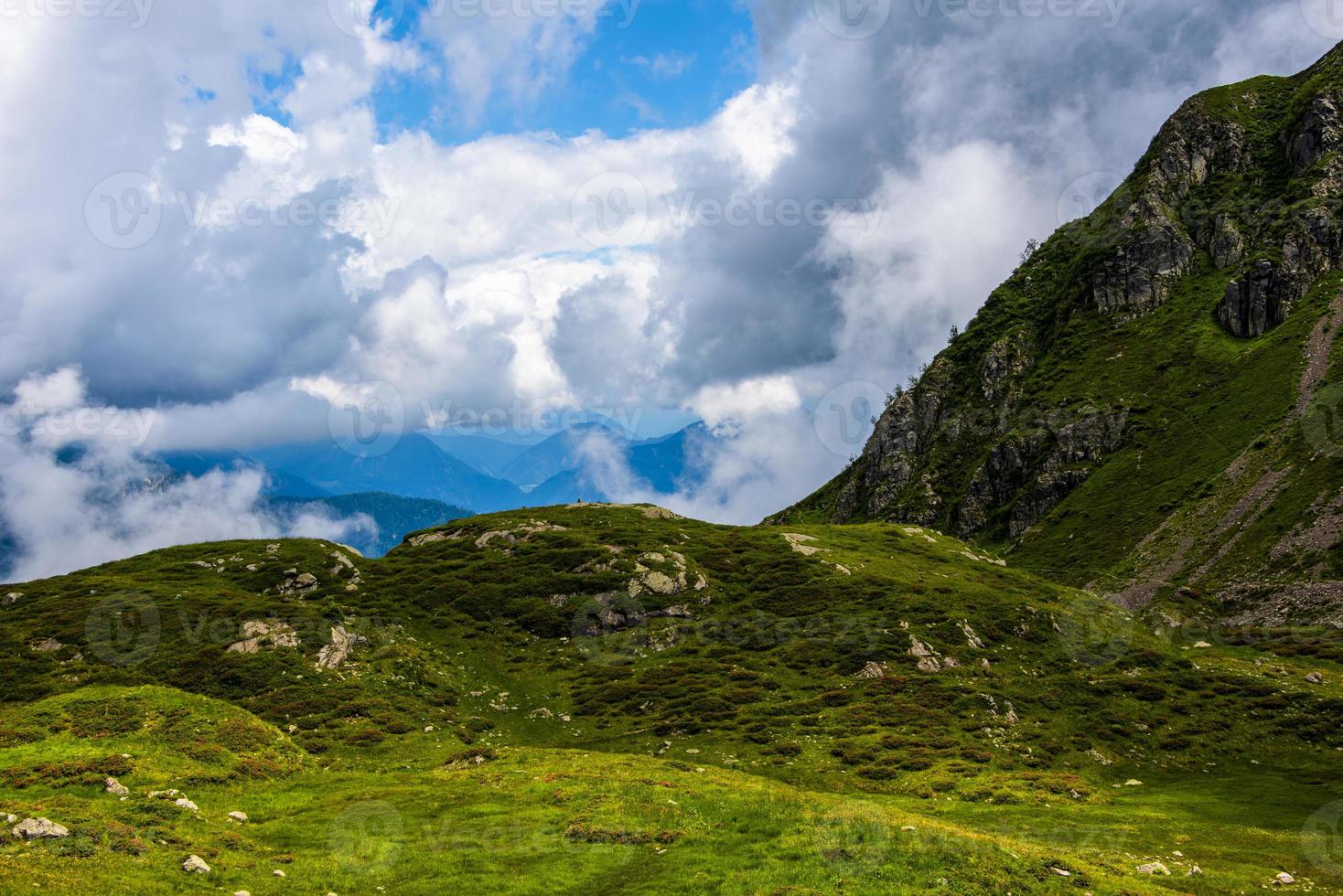 Alpes de Trentino, cerca del lago de Levico en un día de verano foto