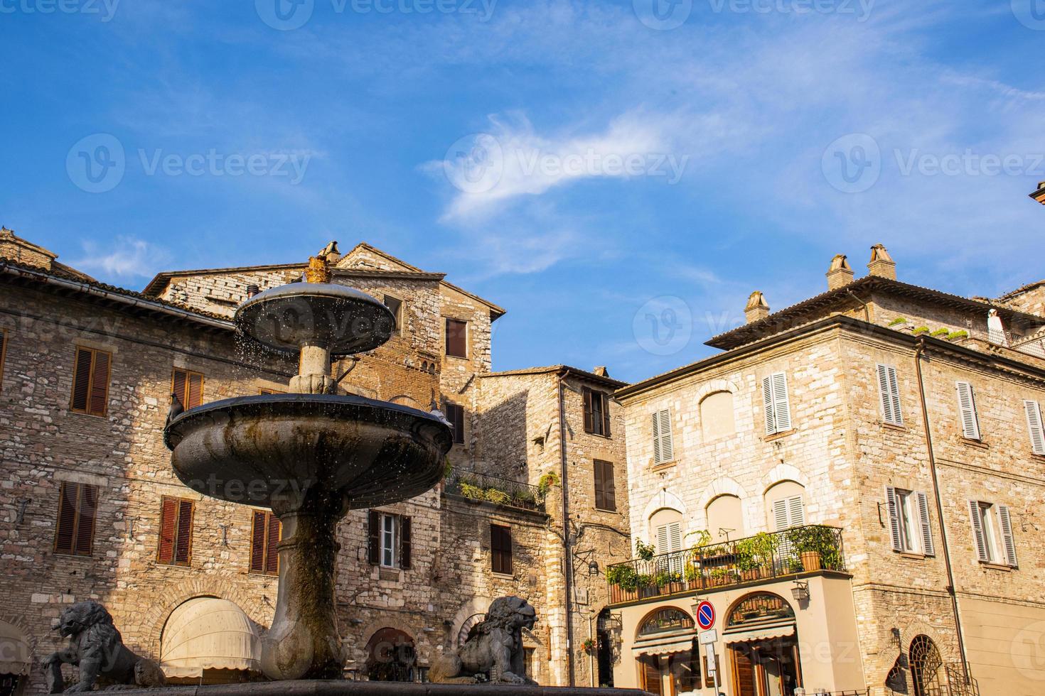 Fuente en la ciudad de Asís, Umbría. foto