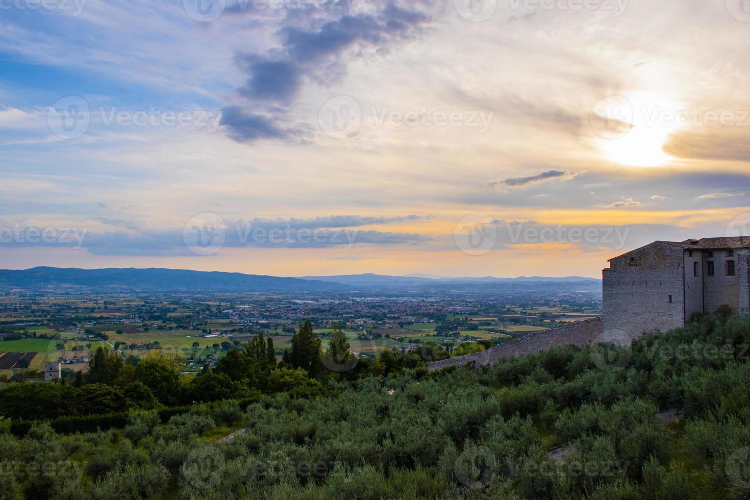 Panorama de la llanura de Umbría vista desde Asís al atardecer foto