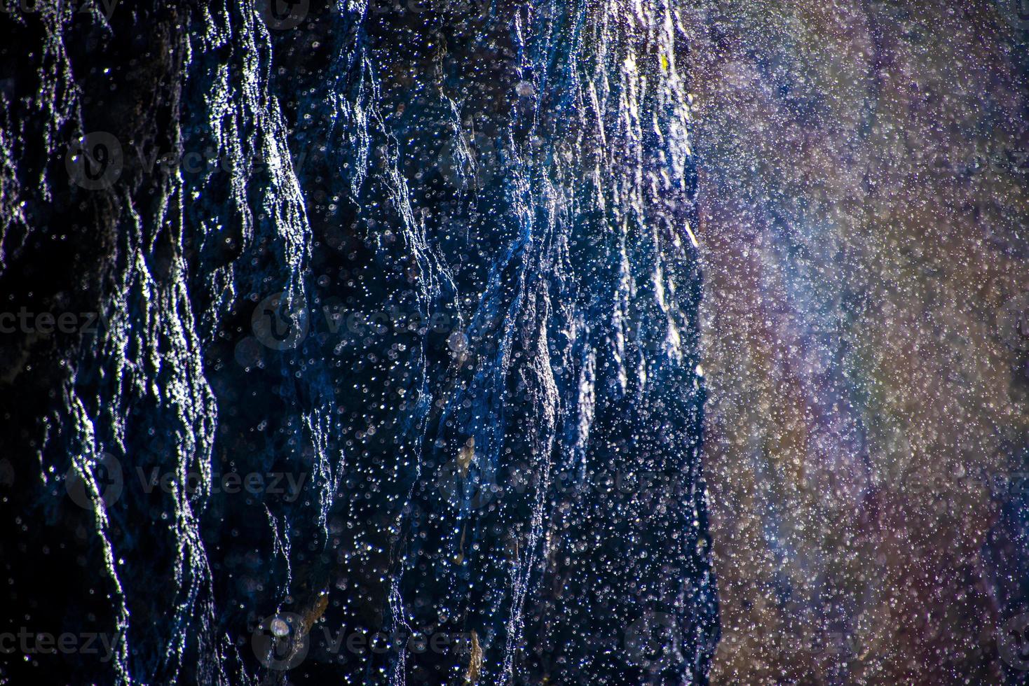 gotas de agua sobre la roca dolomita foto