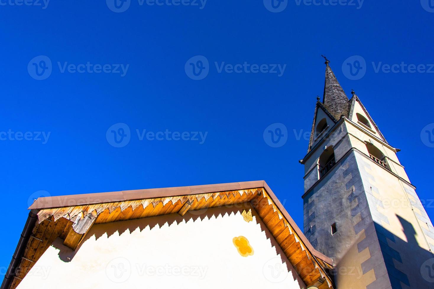 Iglesia con campanario en los Dolomitas en Fornesighe en el valle de Zoldo, Belluno, Italia foto