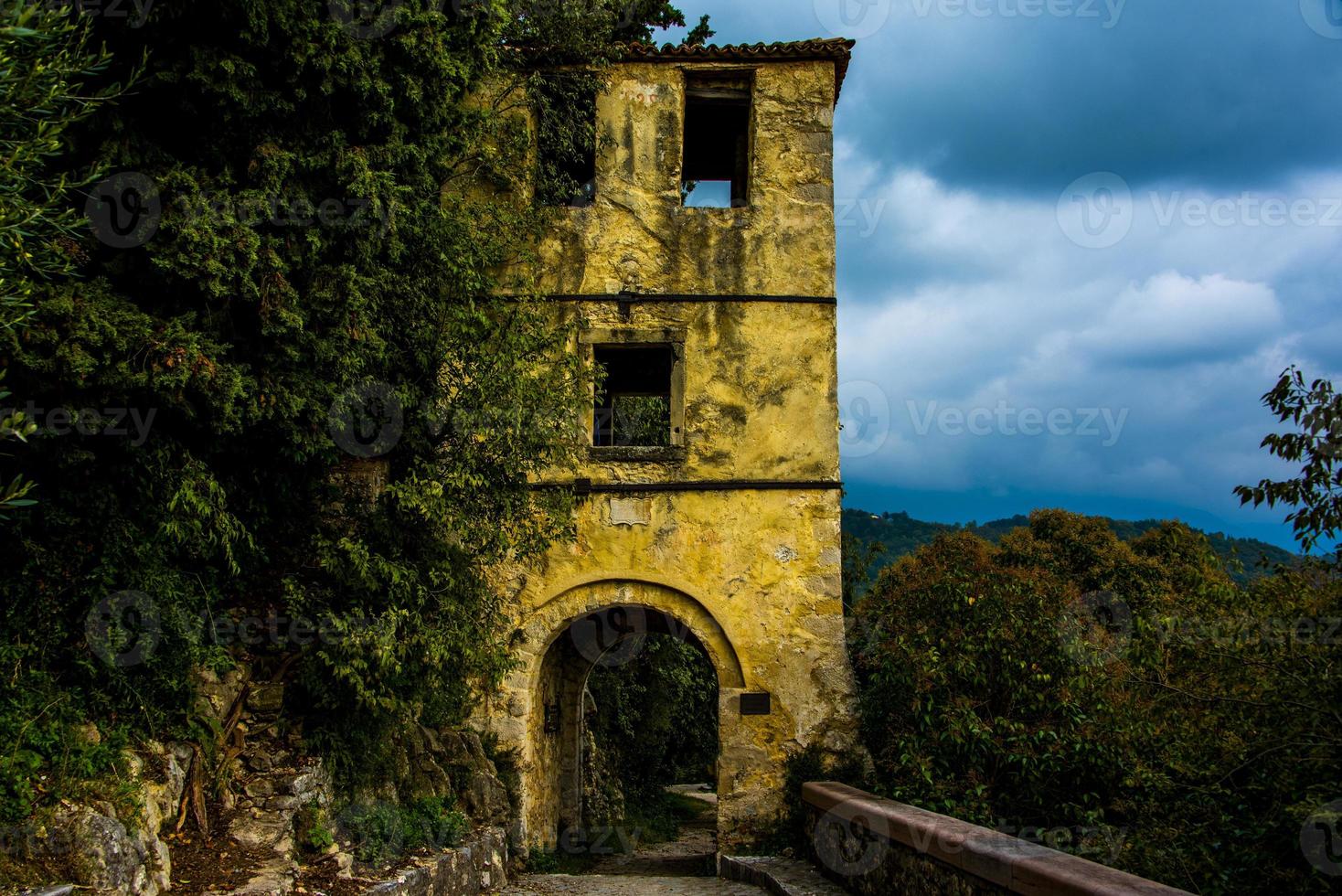 Torre medieval en las colinas de Vittorio Veneto, Treviso, Véneto, Italia foto