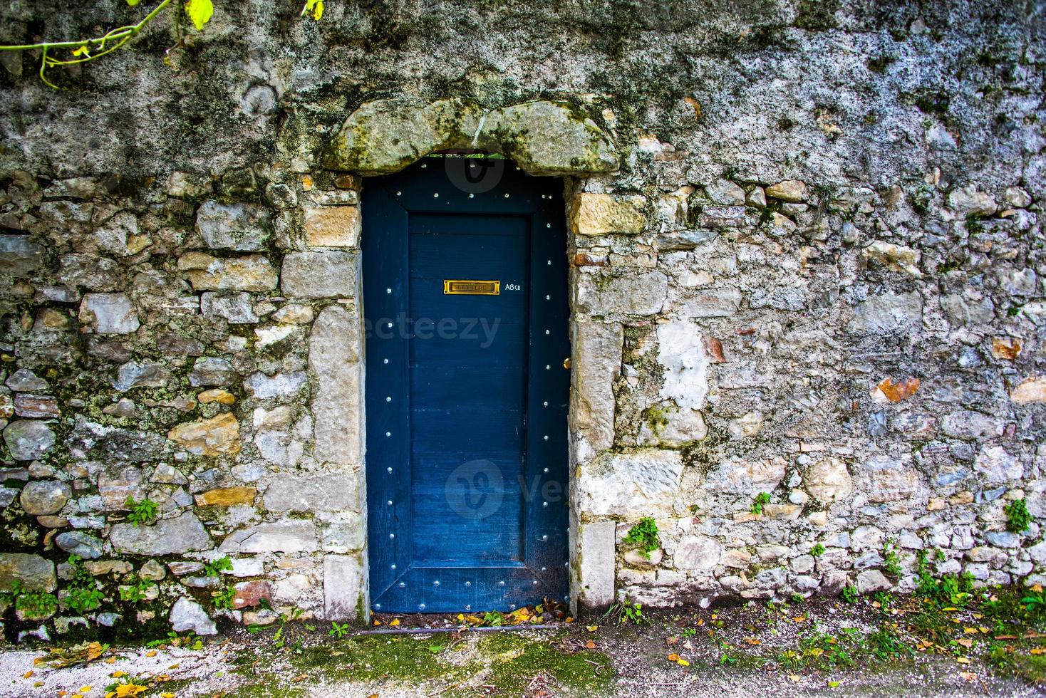 puerta azul en el antiguo muro de piedra de vittorio veneto, treviso, veneto, ital foto