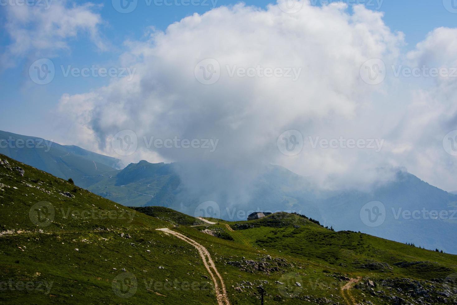 nubes y montañas foto