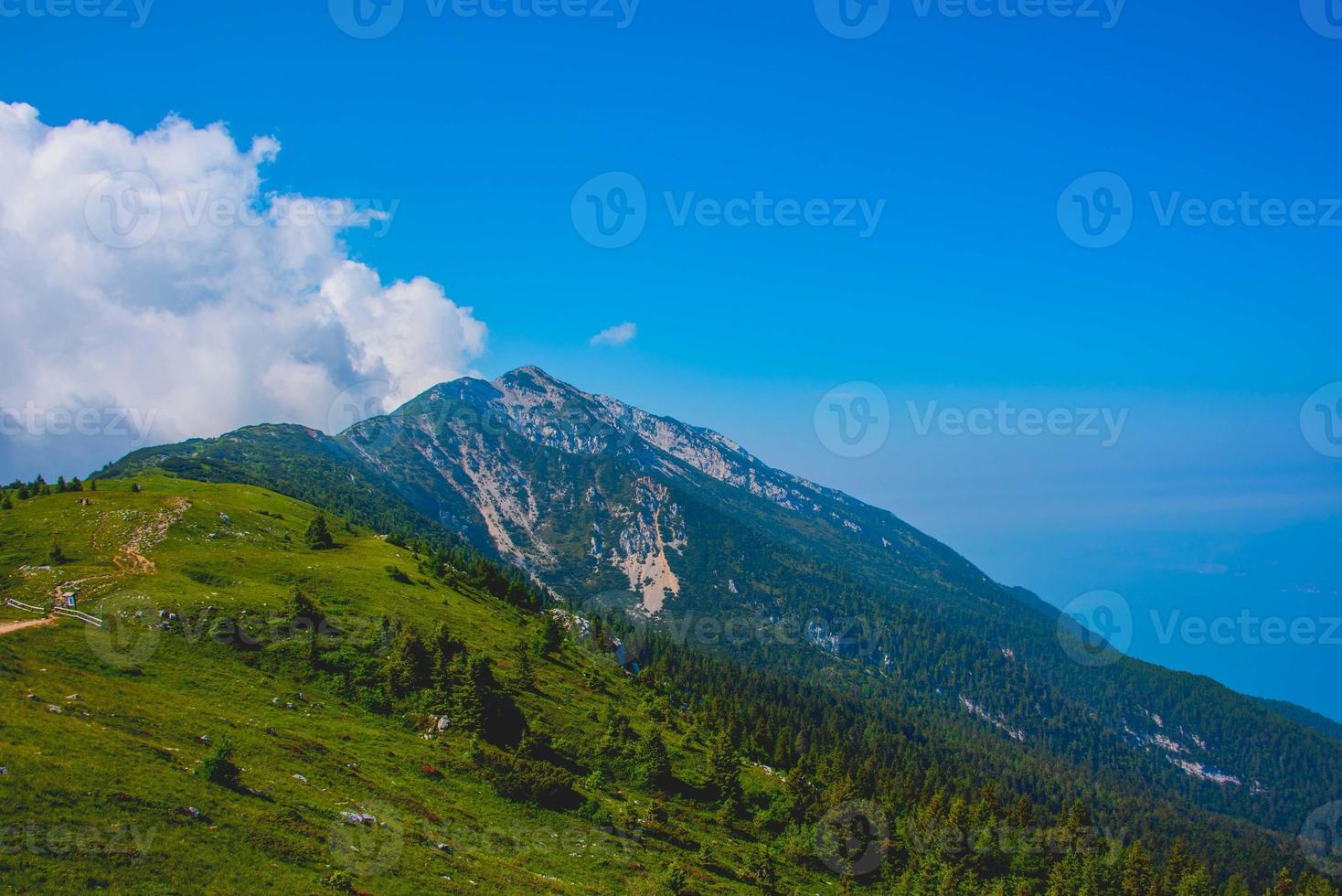 nubes sobre los picos de los alpes en el lago de garda foto