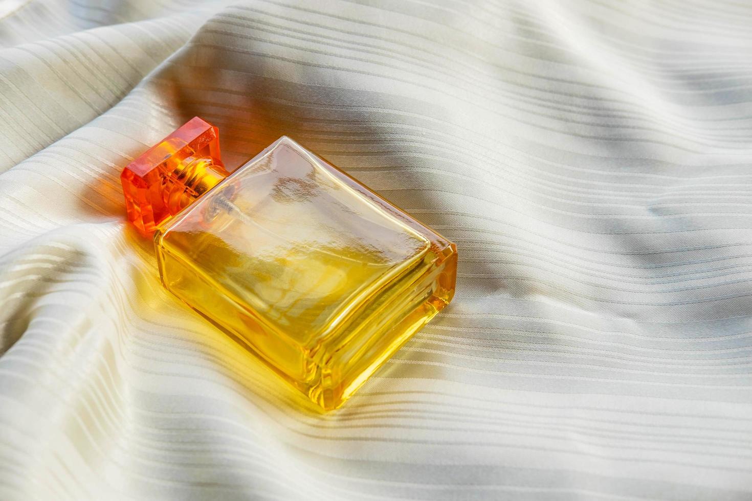 frasco de perfume dorado para una mujer hermosa foto