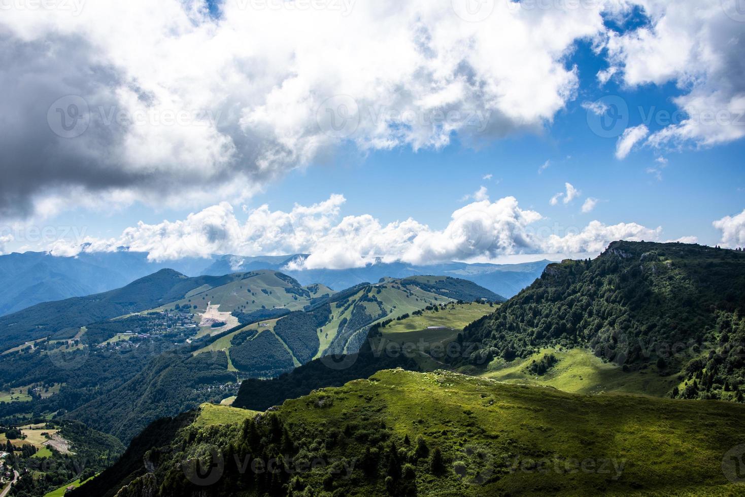 hermosa vista de los picos del monte baldo foto