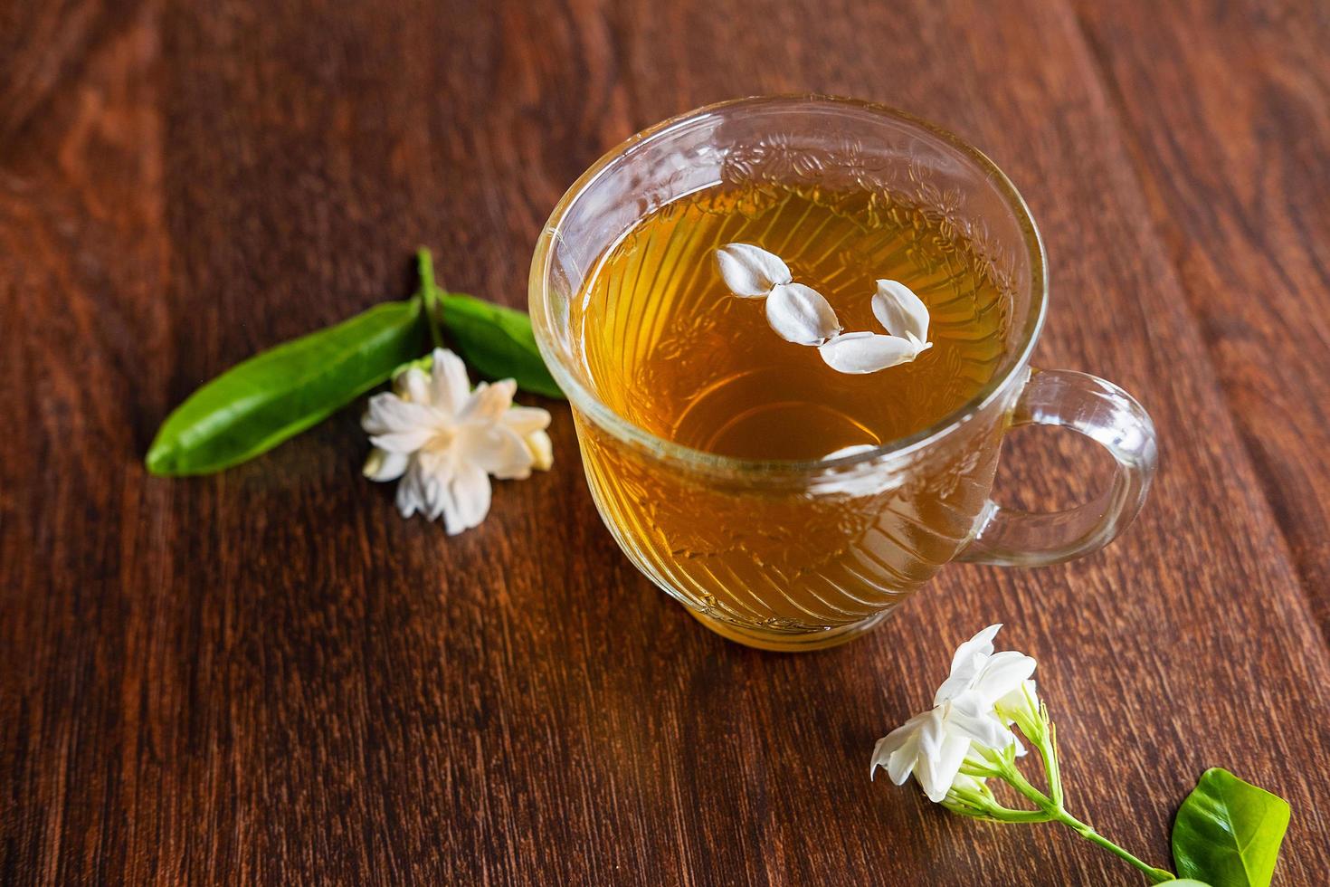 una taza de té y flores en la mesa foto