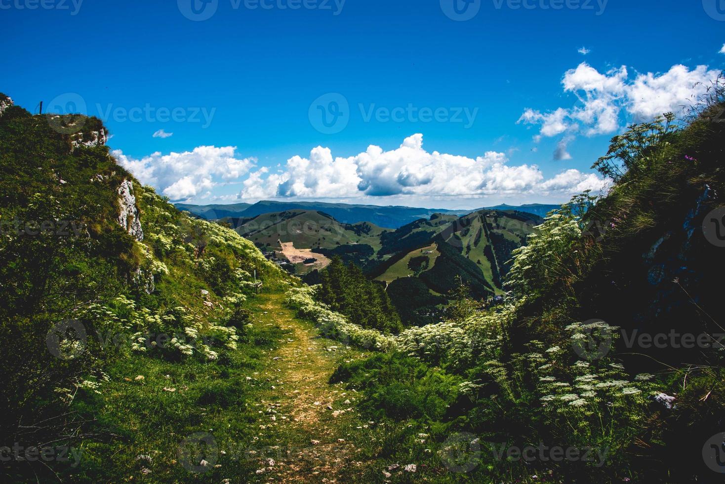 caminos alpinos y cielo foto