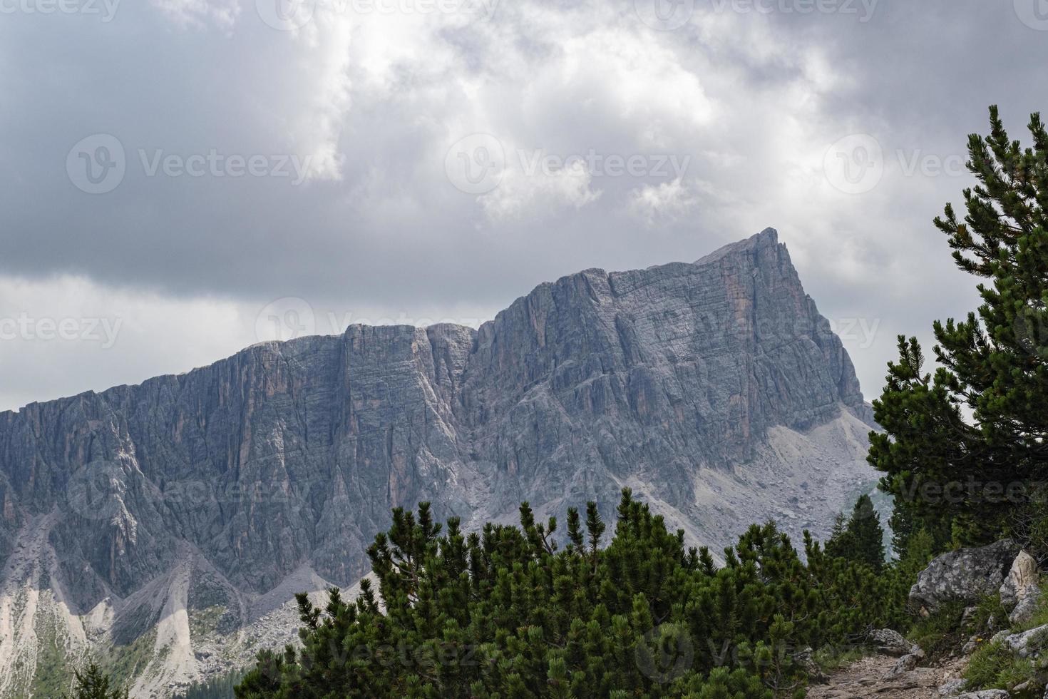 nubes sobre los dolomitas foto