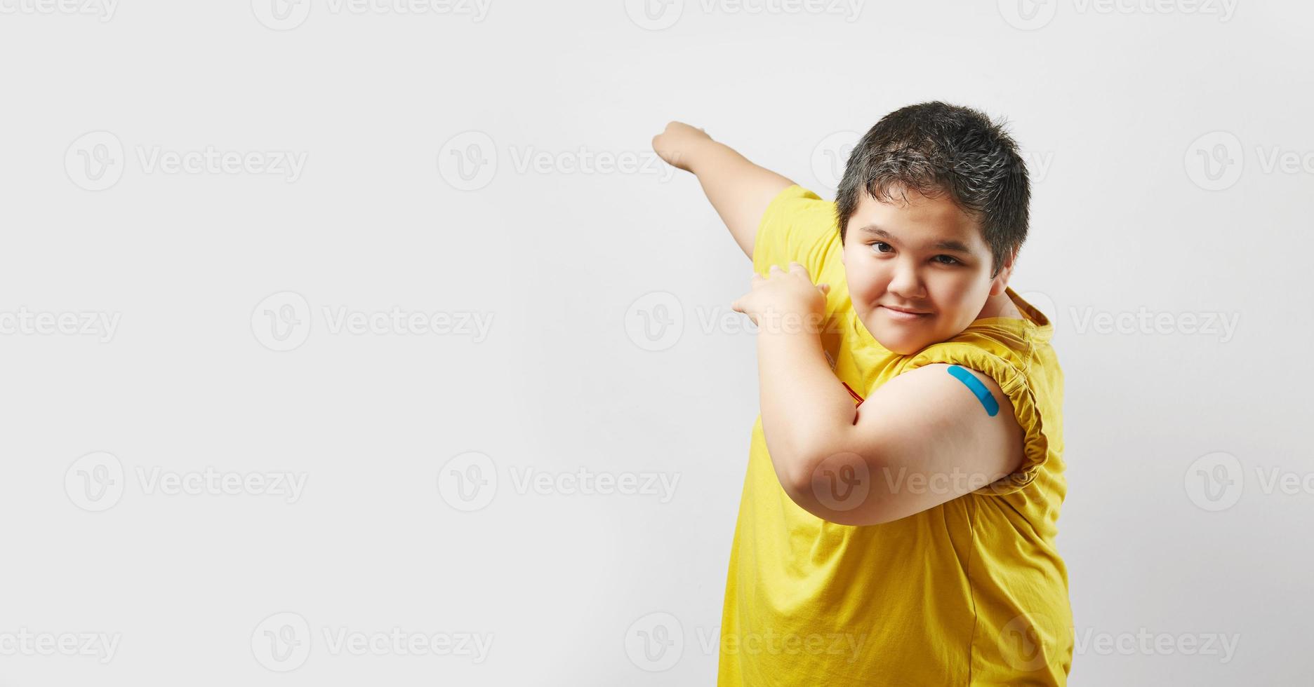 joven feliz después de la vacuna foto