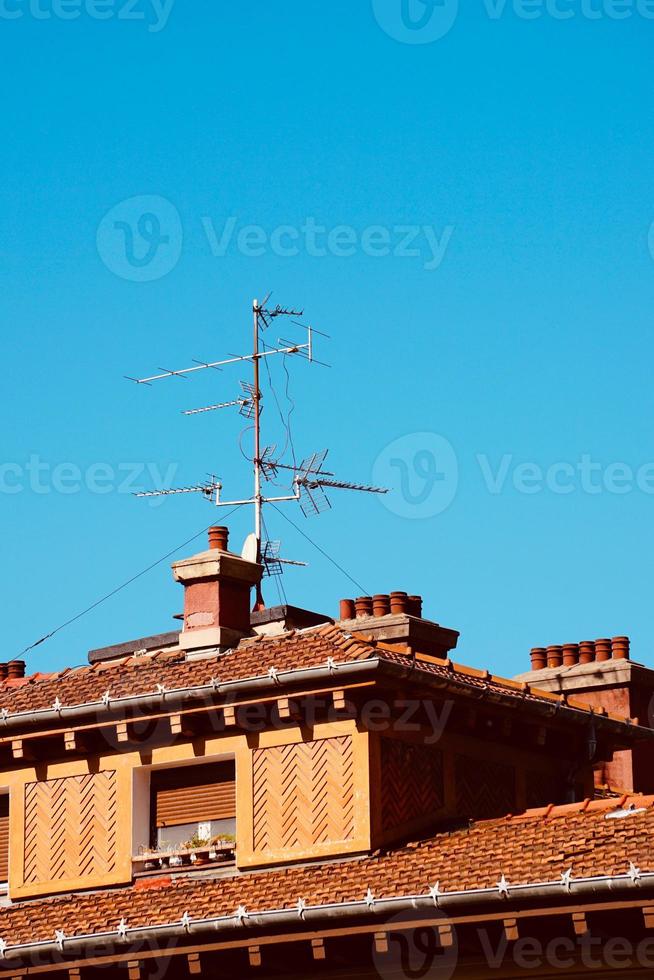 Antena de televisión en la azotea de la casa. foto