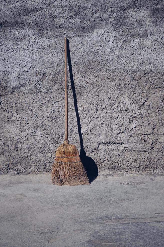 escoba de madera vieja en la calle foto